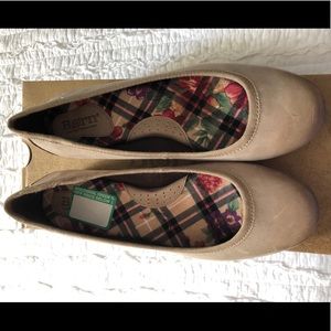 Born Women’s Binga closed toed ballet flats